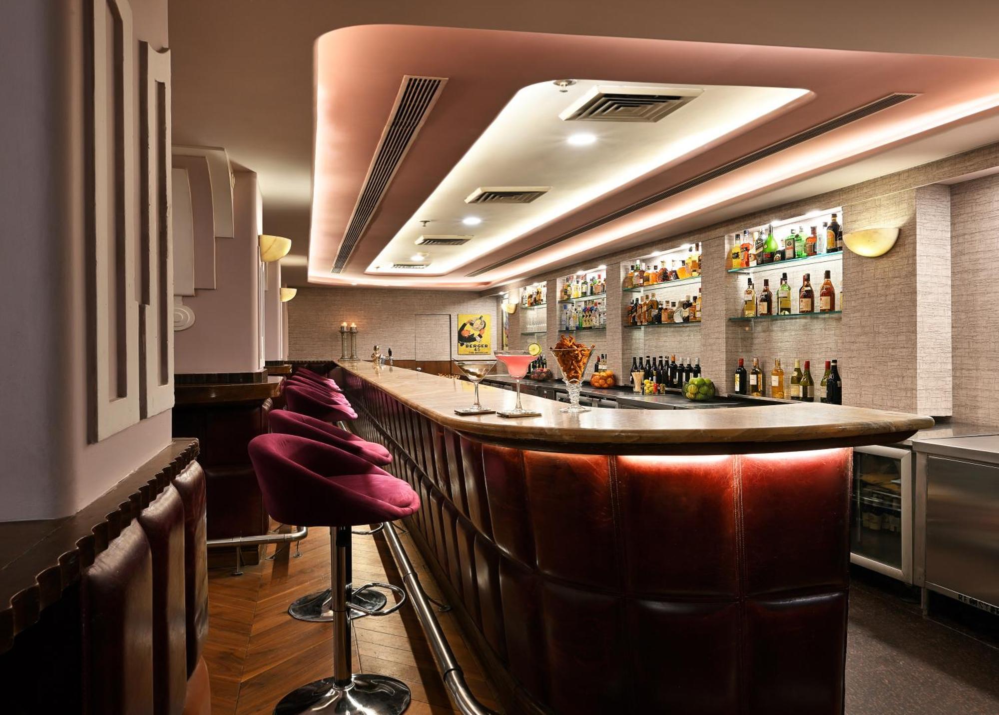 Ambassador, New Delhi - Ihcl Seleqtions Hotell Eksteriør bilde The bar at the 2010 London Olympics